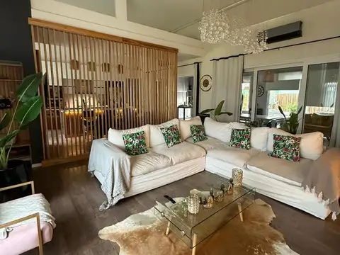 Casa en Venta con 3 cocheras