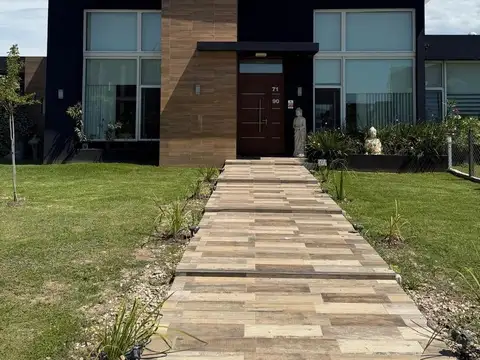 Casa en venta - 4 Dormitorios 5 Baños - Cochera - 1.350Mts2 - Esteban Echeverría