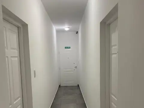 Monoambiente Luminoso! sobre avenida.-