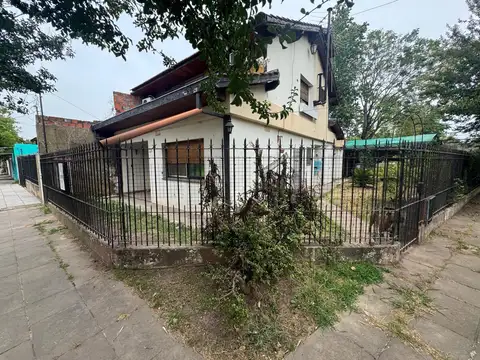 Casa 4 ambientes en dos plantas  en venta en Francisco Alvarez