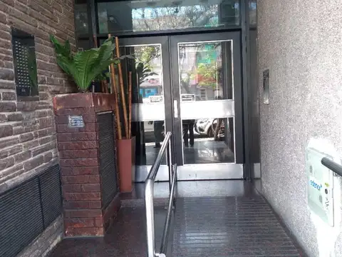 Dpto dos amplios amb. al frente, doble circulacion.Sobre Av.