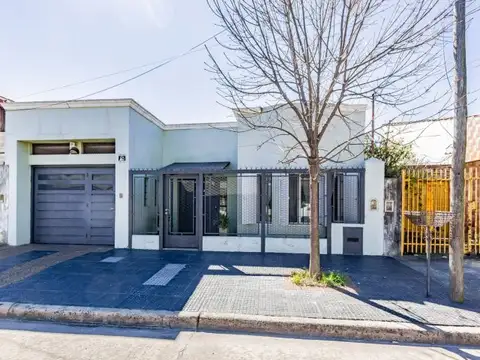 CASA . VENTA . 5 AMBIENTES . QUINCHO . PATIO . RAMOS MEJIA