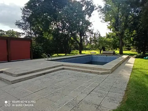 Inmejorable parque de 8600 m con propiedad apto fines comerciales.