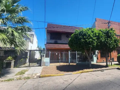 Casa 5 ambientes c/ cochera p/ 2 autos 187 m² Cub. - Ramos Mejia