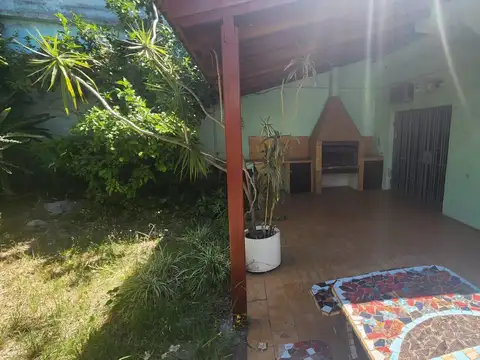 Casa 5 ambientes c/ cochera p/ 2 autos 187 m² Cub. - Ramos Mejia