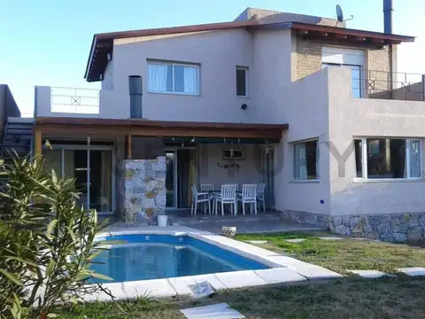 VENTA Casa de CATEGORIA en LA CUMBRE - 3 Dormitorios con gran parque y pileta - Vistas a las sierras