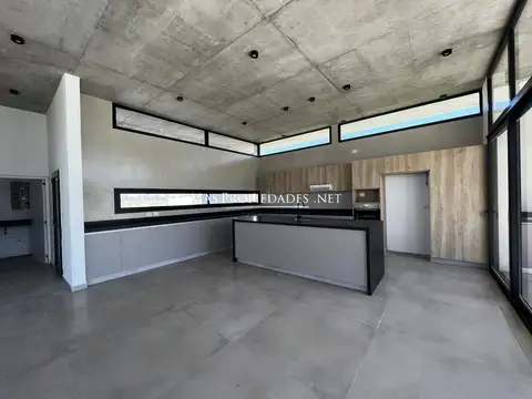 Casa 4 ambientes con 5 baños