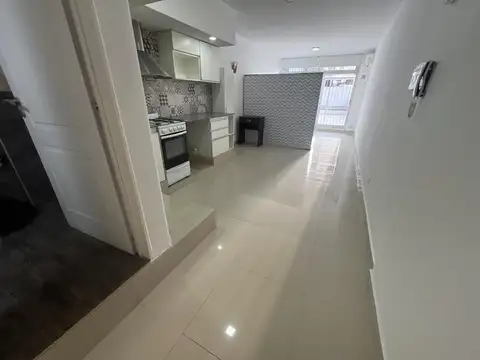 Exc departamento monoambiente con Patio al c/fte - Muy luminoso - A mts Subte "A"