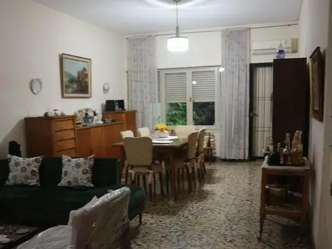 Casa 10 ambientes con 4 baños