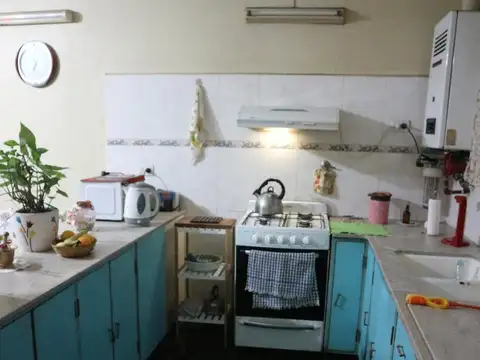 CASA CON 2 LOCALES COMERCIALES EN CENTRO TUCUMANO!