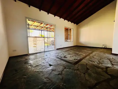 Casa en venta en Carlos Keen. Posib. de financ.