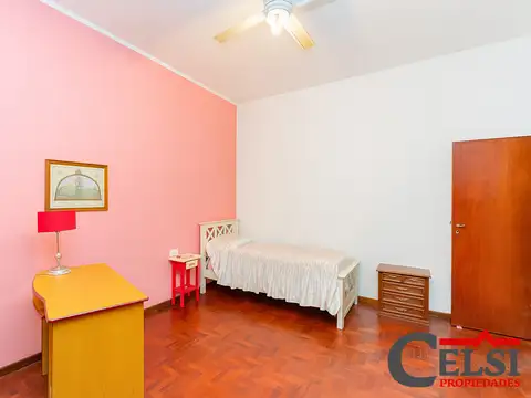 Venta - Casa con Jardín, Cochera y Parrilla en Jauregui Jose Maria