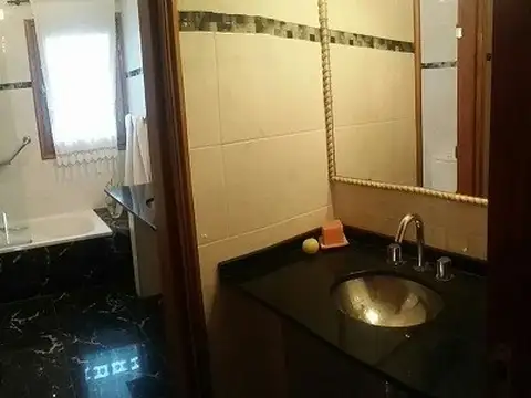 Excelente Chalet en Parquemar: 4 dormitorios(1 ensuit), pileta, amplio jardín 