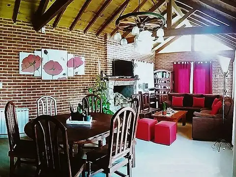 Excelente Chalet en Parquemar: 4 dormitorios(1 ensuit), pileta, amplio jardín 