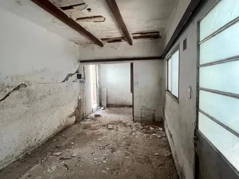 VENTA CASA DE PASILLO A RECICLAR DOS DORMITORIOS CON TERRAZA EN ZONA ABASTO