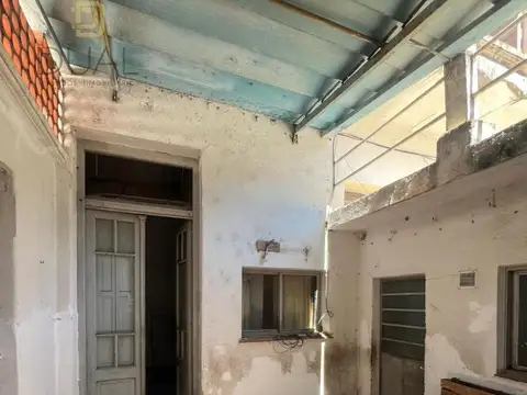 VENTA CASA DE PASILLO A RECICLAR DOS DORMITORIOS CON TERRAZA EN ZONA ABASTO