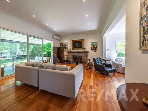 Casa 5 ambientes con 4 baños