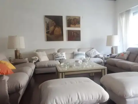 SEMIPISO 5 AMBIENTES A LA CALLE CON COCHERA. DE CATEGORIA!