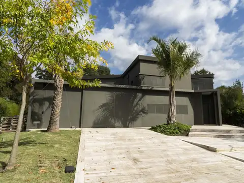 Casa 8 ambientes con 4 baños