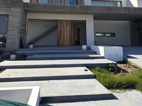 Casa 8 ambientes con 4 baños