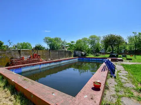 Casa a remodelar c/ pileta lote esquina de 1.395m2