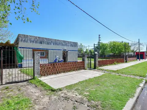 Casa a remodelar c/ pileta lote esquina de 1.395m2