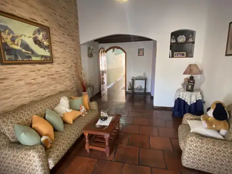 Venta de hermosa casa de 5 ambientes en Barrio Balzaretti - San Miguel / / Apto crédito