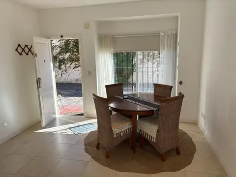 Impecable casita tipo triplex, con jardincito y parrilla en condominio cerrado!