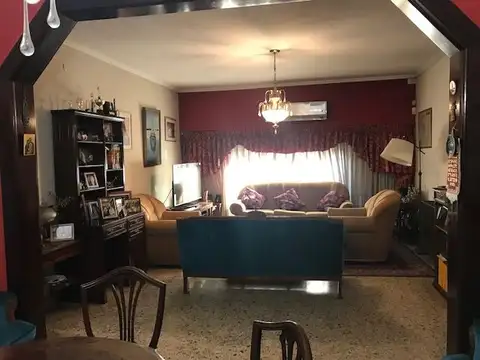 Casa 6 ambientes con 2 baños