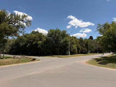 Terreno en esquina 1811 m2 destino comercial en Funes City todos los servicios