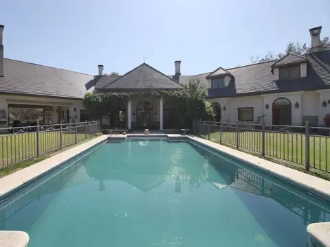 CASA 5 AMB. CON JARDIN Y PILETA - PRECIO PAQUETE