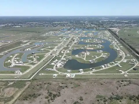 Espectacular lote en venta de 854m²sobre laguna central en Villalobos