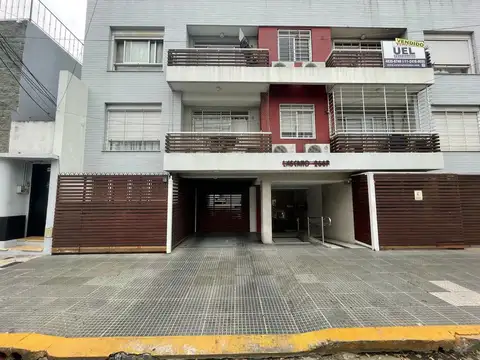 Cochera descubierta en edificio moderno