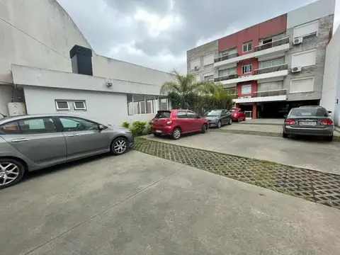 Cochera descubierta en edificio moderno