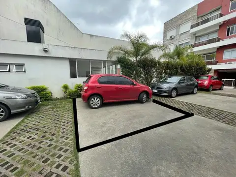 Cochera descubierta en edificio moderno