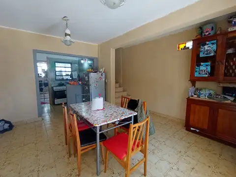Casa 4 ambientes con 2 baños