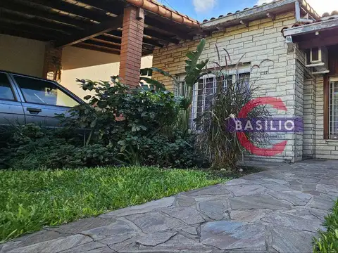 VENTA MUY BUENA CASA 3 AMBIENTES CON COCHERA Y JARDÍN
