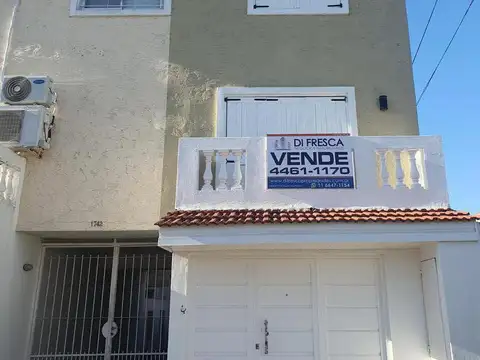 Triplex 4 amb. con Patio y Cochera