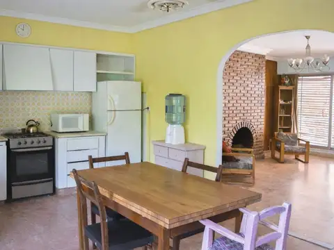 Casa 6 ambientes con 2 baños