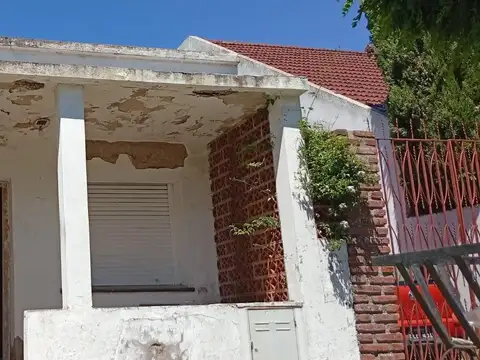 Casa en venta c/ cochera en Bernardino Rivadavia