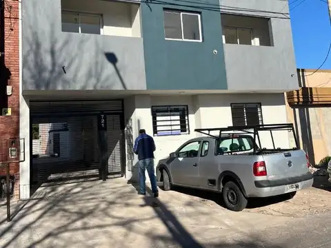 ESTRENAR  Semipiso pasante, frente y contrafrente sol plen