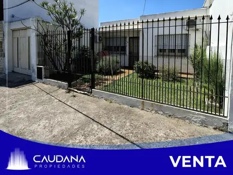 Casa cuatro ambientes en venta en Villa Luzuriaga