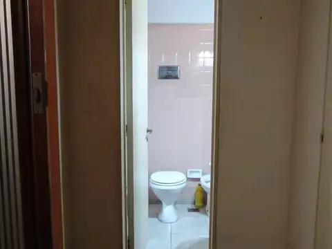 Dos ambientes amplios al contrafrente con balcon vista abierta, lavad indep, muy buen estado