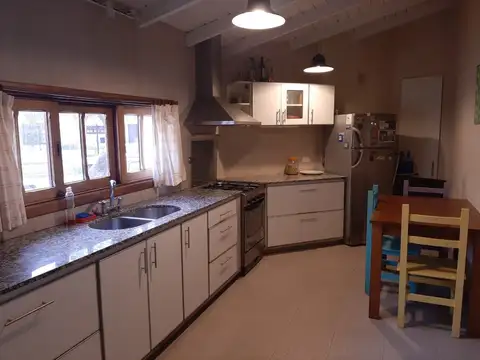 Casa 5 ambientes con 3 baños