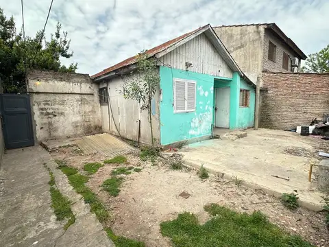 VENTA DE LOTE CON CASA A RECICLAR EN MONTE GRANDE