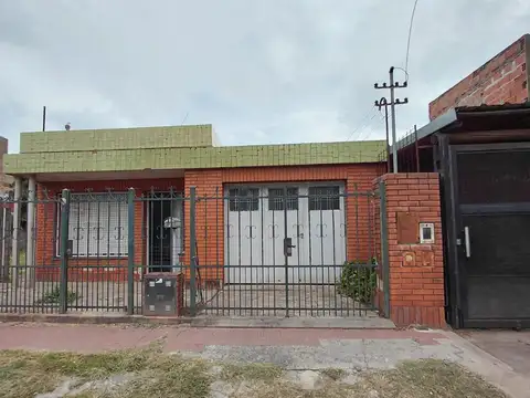 Venta Casa de 3 dormitorios, cochera y jardín en La Florida.