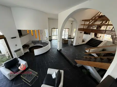 Casa 6 ambientes con 9 baños