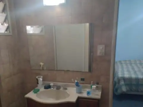 Hermosa Casa de 4 ambientes, fondo libre.