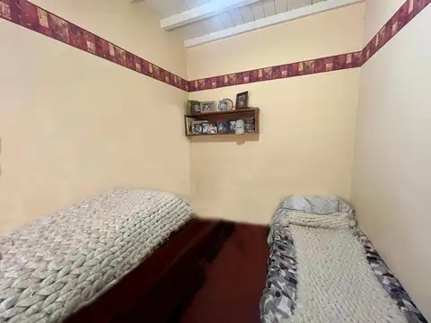 Chalet a 250  mts de estacion Castelar Sur