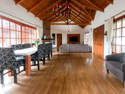 Casa en Venta con 2 cocheras